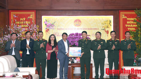 Đoàn công tác Tạp chí Cộng sản thăm và chúc Tết Bộ Tư lệnh Quân khu 4