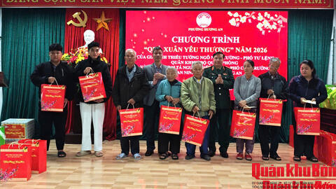 Trao tặng 50 suất quà Tết trên địa bàn phường Hương An, thành phố Huế