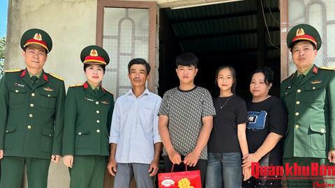 Ban Chỉ huy Phòng thủ khu vực 4 - Triệu Phong (tỉnh Quảng Trị) thăm, tặng quà gia đình thanh niên nhập ngũ