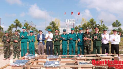 Bộ Chỉ huy Quân sự thành phố Huế kiểm tra, động viên lực lượng bắn pháo hoa