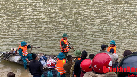 Hàng chục cán bộ, nhân viên Bộ CHQS tỉnh Quảng Trị tìm kiếm người mất tích do lật thuyền tại xã Tuyên Bình