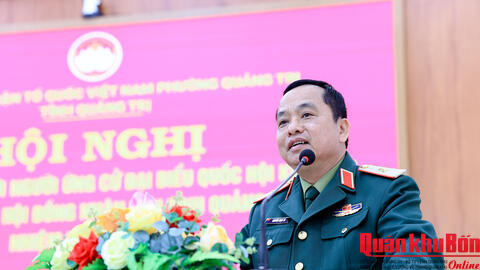 Thiếu tướng Nguyễn Ngọc Hà, Phó Tư lệnh Quân khu 4 tiếp xúc cử tri phưởng Quảng Trị, tỉnh Quảng Trị