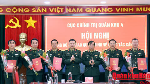Cục Chính trị Quân khu 4 Công bố và trao Quyết định về công tác cán bộ