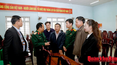 Thiếu tướng Nguyễn Ngọc Hà, Phó Tư lệnh Quân khu 4 tiếp xúc cử tri tại tỉnh Quảng Trị