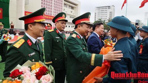 Thiếu tướng Đoàn Xuân Bường, Chính ủy Quân khu 4 dự Lễ giao, nhận quân tại Nghệ An