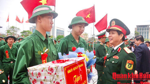 Thiếu tướng Lê Văn Trung, Phó Chính ủy Quân khu 4 dự, chỉ đạo Lễ giao, nhận quân tại tỉnh Quảng Trị