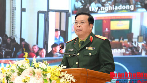 Thiếu tướng Ngô Nam Cường, Phó Tư lệnh Quân khu 4 tiếp xúc cử tri tại xã Tân Kỳ, tỉnh Nghệ An