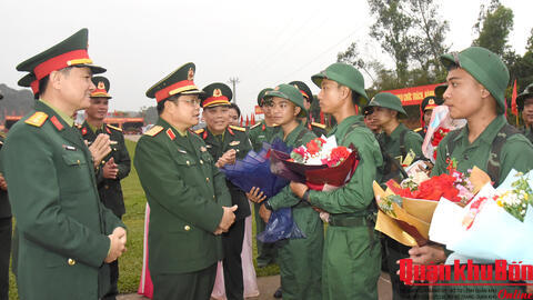 Thiếu tướng Ngô Nam Cường thăm và động viên chiến sĩ mới tại Trung đoàn 1