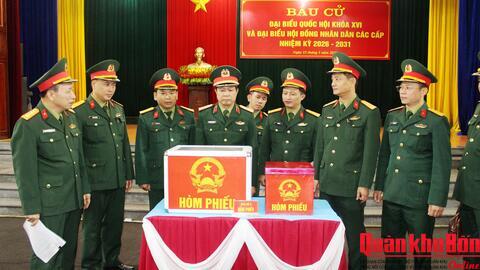 Thiếu tướng Lê Văn Trung kiểm tra công tác chuẩn bị bầu cử tại Lữ đoàn 283