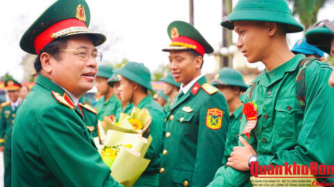 Thanh niên thành phố Huế hăng hái lên đường bảo vệ Tổ quốc