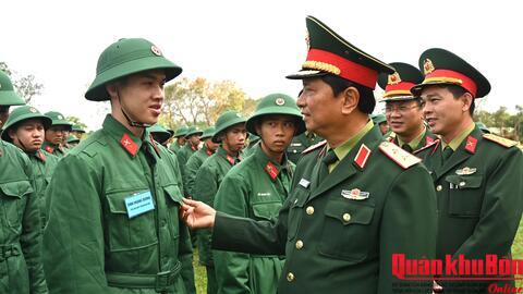 Trung tướng Hà Thọ Bình, Tư lệnh Quân khu 4 thăm, động viên Chiến sĩ mới.