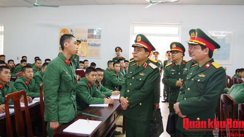 Thiếu tướng Lê Hồng Nhân, Phó Tư lệnh, Tham mưu trưởng Quân khu 4 kiểm tra tiếp nhận, huấn luyện chiến sĩ mới
