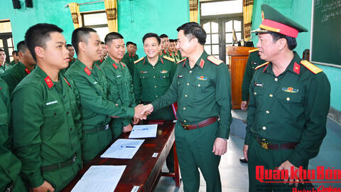 Thiếu tướng Đoàn Xuân Bường, Chính ủy Quân khu 4 kiểm tra công tác huấn luyện chiến sĩ mới tại Trường Quân sự Quân khu