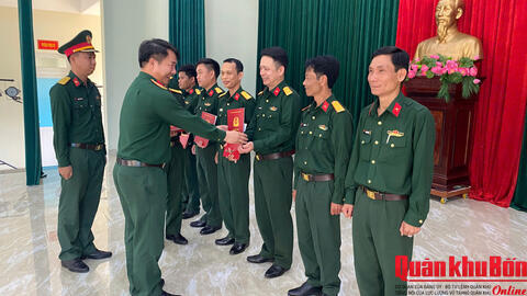 Bộ Chỉ huy Quân sự tỉnh Quảng Trị tổ chức hội nghị công bố, trao quyết định thăng quân hàm sĩ quan dự bị vào phục vụ tại ngũ năm 2026