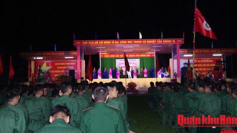 Đoàn Văn công Quân khu 4 biểu diễn phục vụ cán bộ, chiến sĩ Bộ Chỉ huy Quân sự thành phố Huế