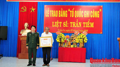 Lễ trao bằng “Tổ quốc ghi công” cho liệt sĩ Trần Tiểm