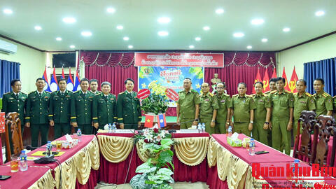 Bộ đội Biên phòng thành phố Huế thăm, chúc Tết cổ truyền Bunpimay