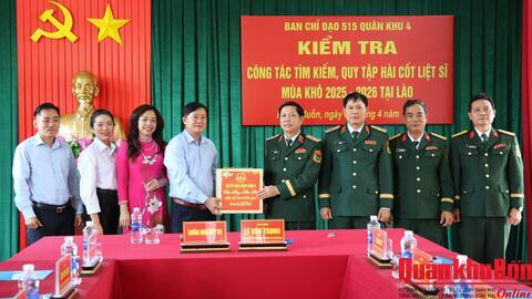 Thiếu tướng Lê Văn Trung, Trưởng Ban Chỉ đạo 515 Quân khu 4 kiểm tra công tác quy tập tại tỉnh Khăm Muồn (Lào)