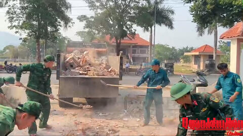 Ban Chỉ huy Quân sự  xã Lao Bảo, Quảng Trị giúp đỡ Nhân dân khắc phục hậu quả lốc xoáy