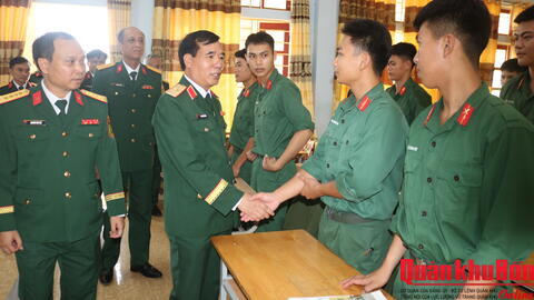 Thiếu tướng Phạm Văn Đông, thăm và động viên học viên ôn thi vào các Học viện, nhà trường Quân đội