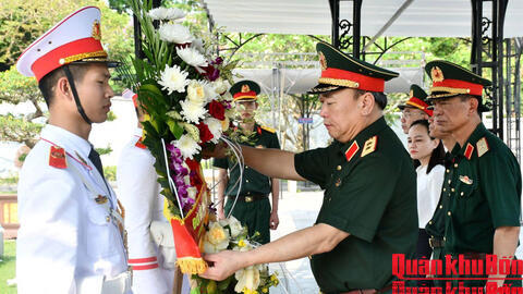 Quân ủy Trung ương - Bộ Quốc phòng dâng hương tưởng niệm anh hùng liệt sĩ tại Quảng Trị