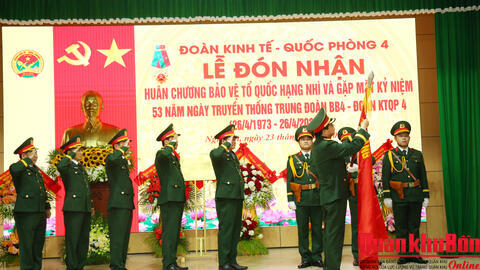 Đoàn Kinh tế - Quốc phòng 4 (Quân khu 4) đón nhận Huân chương Bảo vệ Tổ quốc hạng Nhì