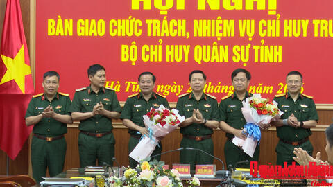 Bàn giao chức trách, nhiệm vụ Chỉ huy trưởng Bộ Chỉ huy Quân sự tỉnh Hà Tĩnh.