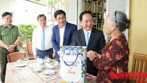 Trưởng Ban Tuyên giáo và Dân vận Trung ương Trịnh Văn Quyết thăm, tặng quà tại Thành phố Huế