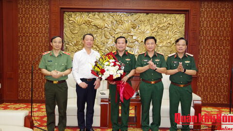 Thiếu tướng Đoàn Xuân Bường, Chính ủy Quân khu 4 chủ trì đón tiếp và làm việc với lãnh đạo tỉnh Hà Tĩnh