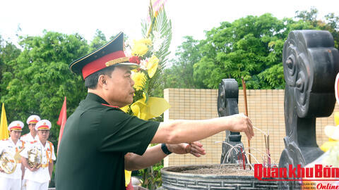 Thường vụ Đảng ủy, Bộ Tư lệnh Quân khu 4: Dâng hoa, dâng hương tại Nghĩa trang liệt sĩ thành phố Vinh