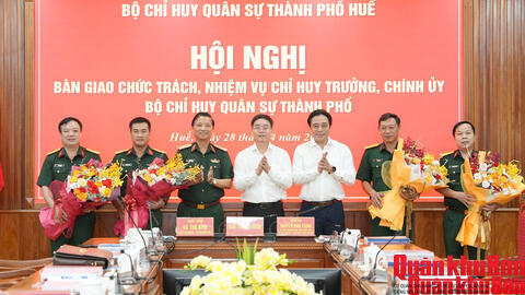 Trung tướng Hà Thọ Bình, Tư lệnh Quân khu 4: Chủ trì bàn giao chức trách, nhiệm vụ Chỉ huy trưởng, Chính ủy Bộ Chỉ huy Quân sự thành phố Huế