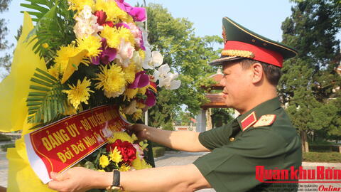 Thiếu tướng Hoàng Duy Chiến dâng hương tưởng niệm các anh hùng liệt sĩ tại Nghệ An
