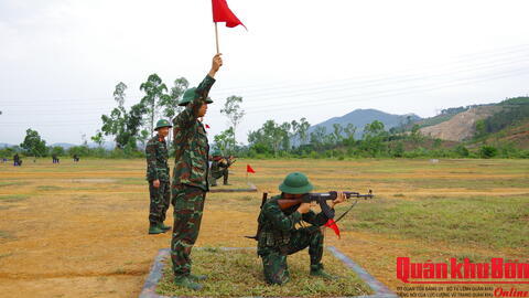 Hoa bắn giỏi trên thao trường tháng Tư