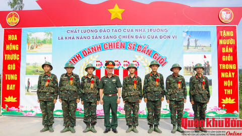 Trường Quân sự Quân khu 4: Kiểm tra bắn súng tiểu liên AK bài 1 cho chiến sĩ mới