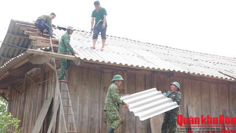 Gác ngày lễ tận tụy giúp dân khắc phục hậu quả lốc xoáy