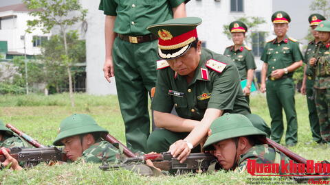 Trung tướng Hà Thọ Bình,  Tư lệnh Quân khu 4 kiểm tra huấn luyện chiến sĩ mới