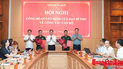 Thành ủy Huế trao quyết định công tác cán bộ