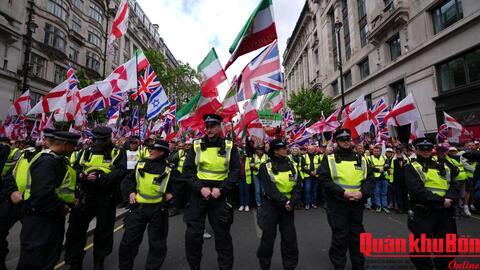 Biểu tình cánh hữu 60.000 người rung chuyển London