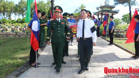 Trung tướng Hà Thọ Bình, Tư lệnh Quân khu 4 dự Lễ truy điệu và an táng hài cốt liệt sĩ tại Thành phố Huế