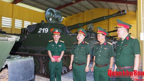 Binh chủng Tăng - Thiết giáp kiểm tra tại Bộ Chỉ huy Quân sự thành phố Huế