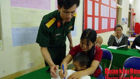Đoàn Kinh tế  - Quốc phòng 5 (Quân khu 4) Giúp Nhân dân xóa mù chữ để xóa nghèo