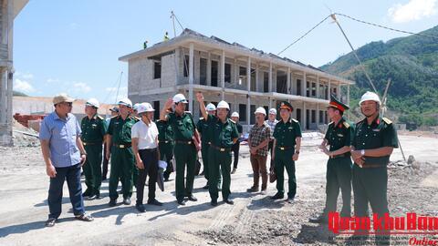 Thiếu tướng Ngô Nam Cường, Phó Tư lệnh Quân khu 4 kiểm tra các công trình xây dựng tại Đoàn Kinh tế - Quốc phòng 92