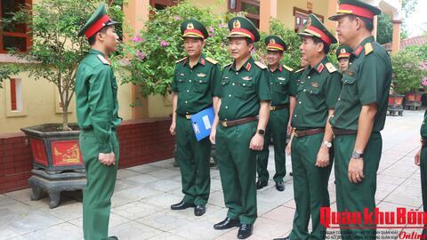 Thiếu tướng Đoàn Xuân Bường, Chính ủy Quân khu 4  kiểm tra Sư đoàn 968