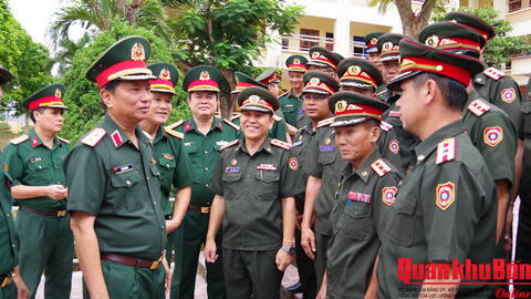 Tư lệnh Quân khu 4 động viên cán bộ Quân đội nhân dân Lào tham gia tập huấn.