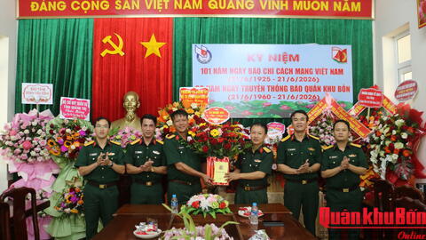 Các đơn vị chúc mừng Báo Quân khu 4