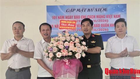 Các đơn vị chúc mừng Báo Quân khu 4