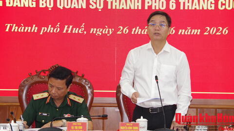 Trung tướng Hà Thọ Bình, Tư lệnh Quân khu 4 dự, chỉ đạo Hội nghị Đảng ủy Quân sự thành phố Huế.