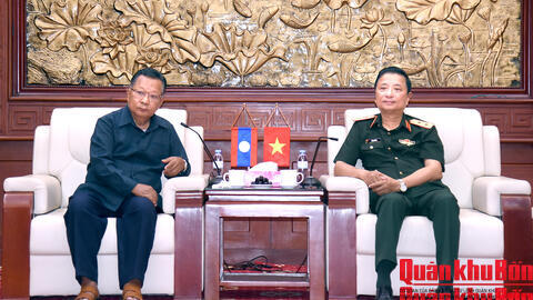 Nguyên lãnh đạo Bộ Quốc phòng Lào thăm Bộ Tư lệnh Quân khu 4