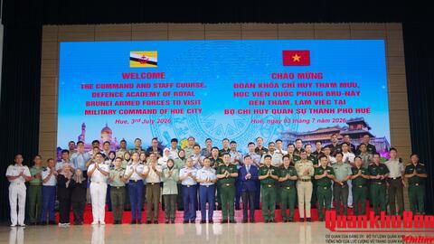 Đoàn Học viện Quốc phòng Brunei thăm Bộ CHQS thành phố Huế
