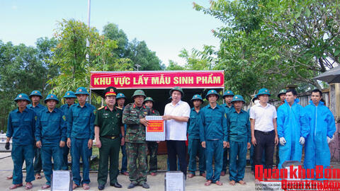 Lãnh đạo thành phố Huế thăm, động viên lực lượng lấy mẫu sinh phẩm hài cốt liệt sĩ